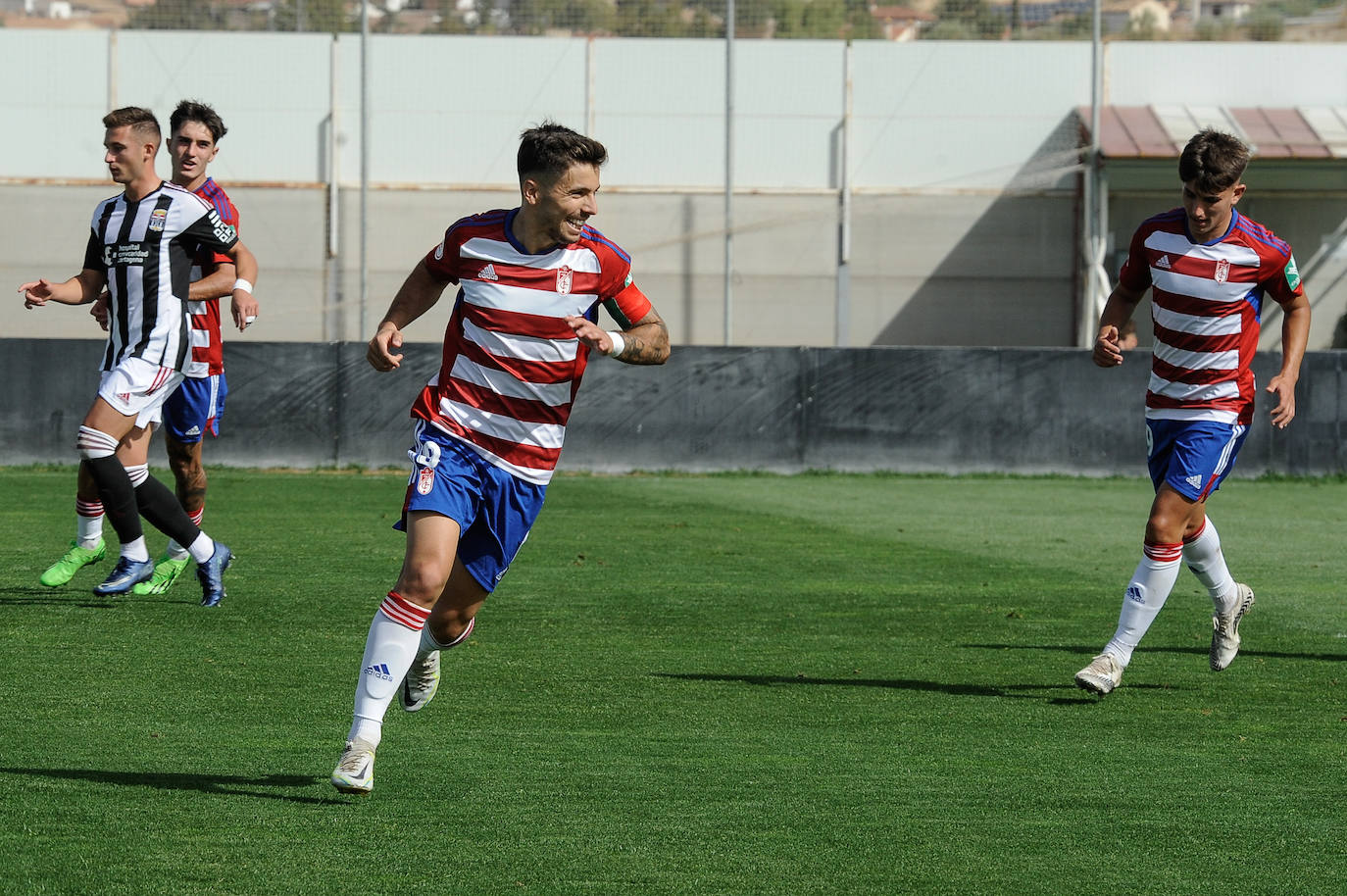 Solar celebra un tanto en la Ciudad Deportiva. 