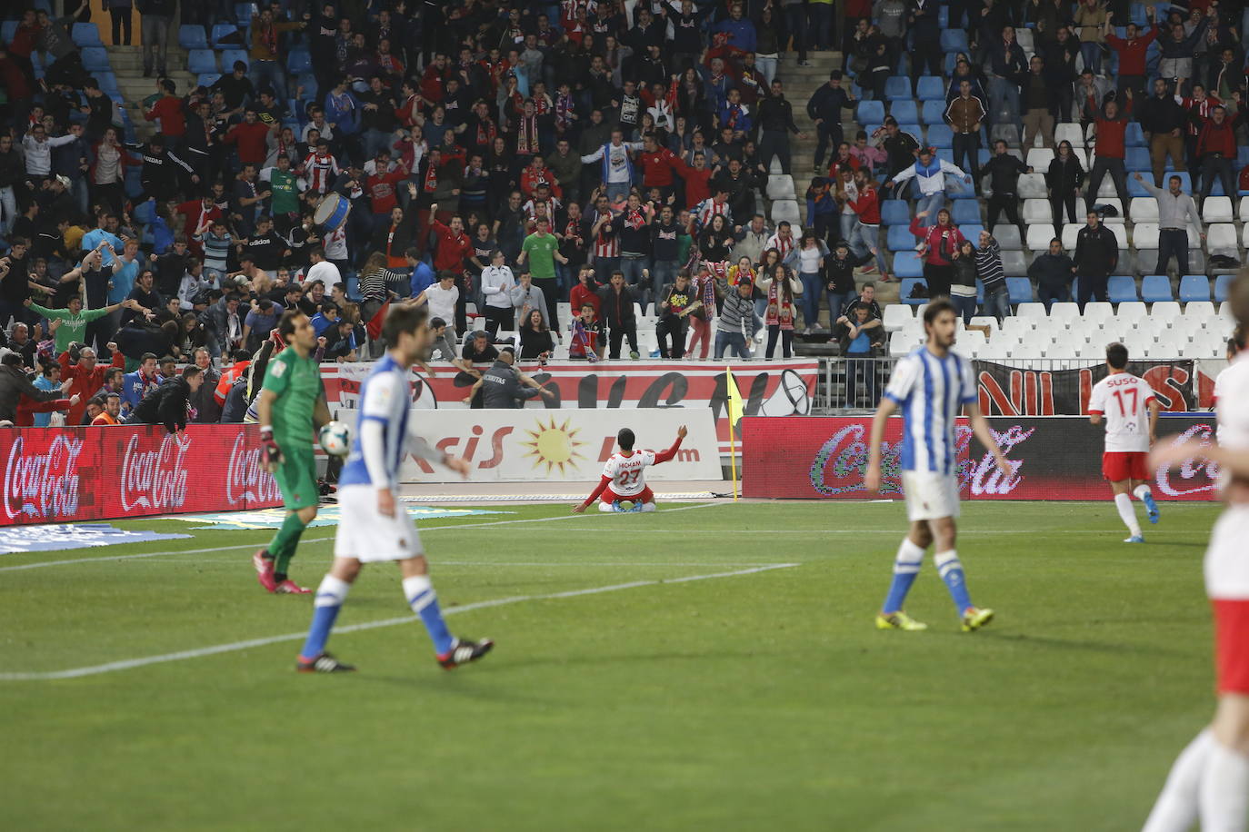 Hicham celebra con la afición su gol que dio la única victoria. 