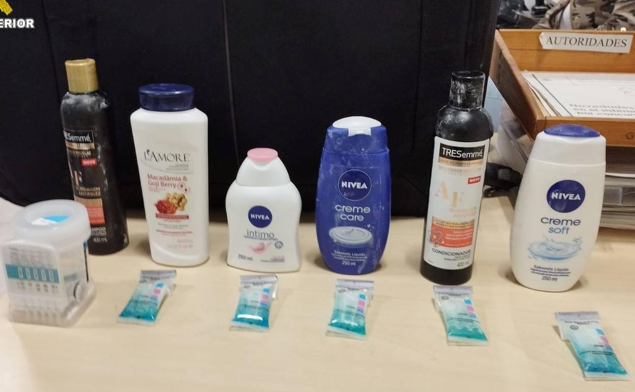 Botes en los que escondían la cocaína.