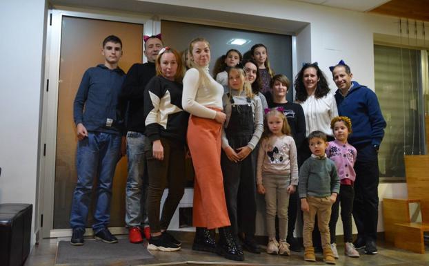 Darina y su hermana (centro) con la familia, durante las fiestas navideñas. 