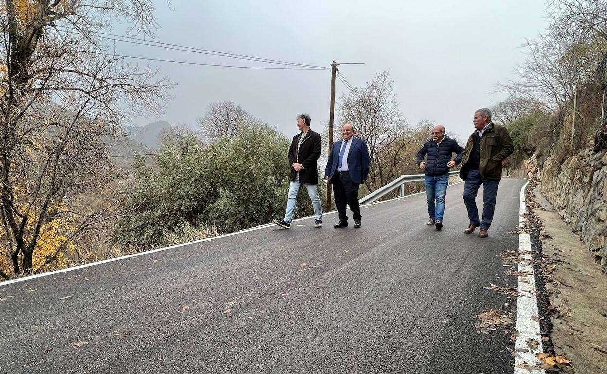 Las autoridades municipales, en la carretera del Castañar. 