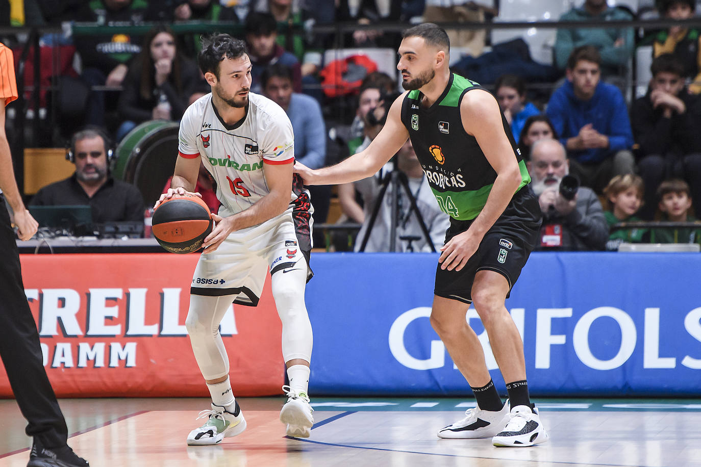 Lluís Costa protege el balón ante Albert Ventura. 