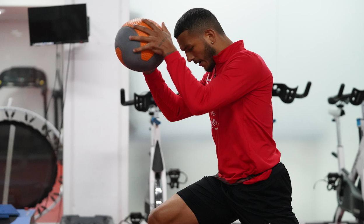 Luis Suárez podría jugar su primer partido oficial con la UD Almería. 