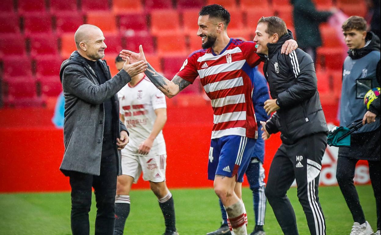 Paco López felicita amigablemente a Erick Cabaco al terminar el partido.