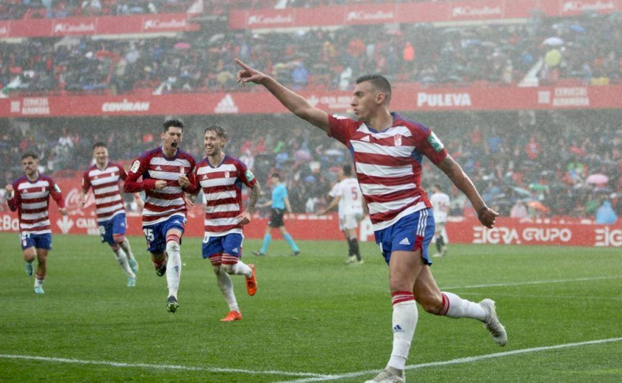 Uzuni dedica su gol mientras sus compañeros acuden a abrazarlo. 