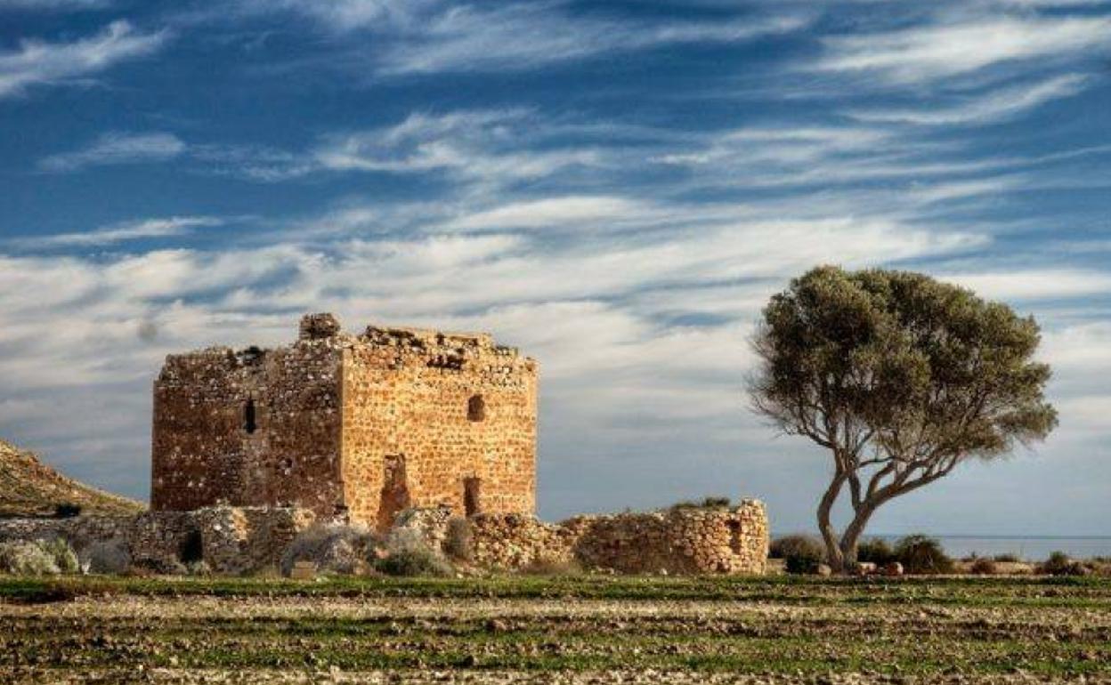 Cultura en Almería | Patrimonio | Vecinos de Níjar hacen una cadena humana en la Torre de los Alumbres de Rodalquilar