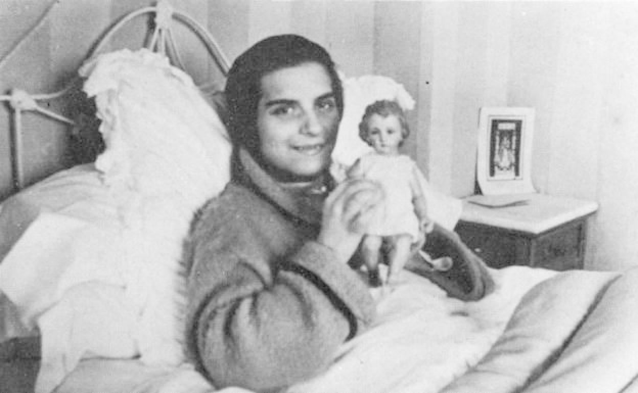 Conchita Barrecheguren posa junto con un muñeco del Niño Jesús.