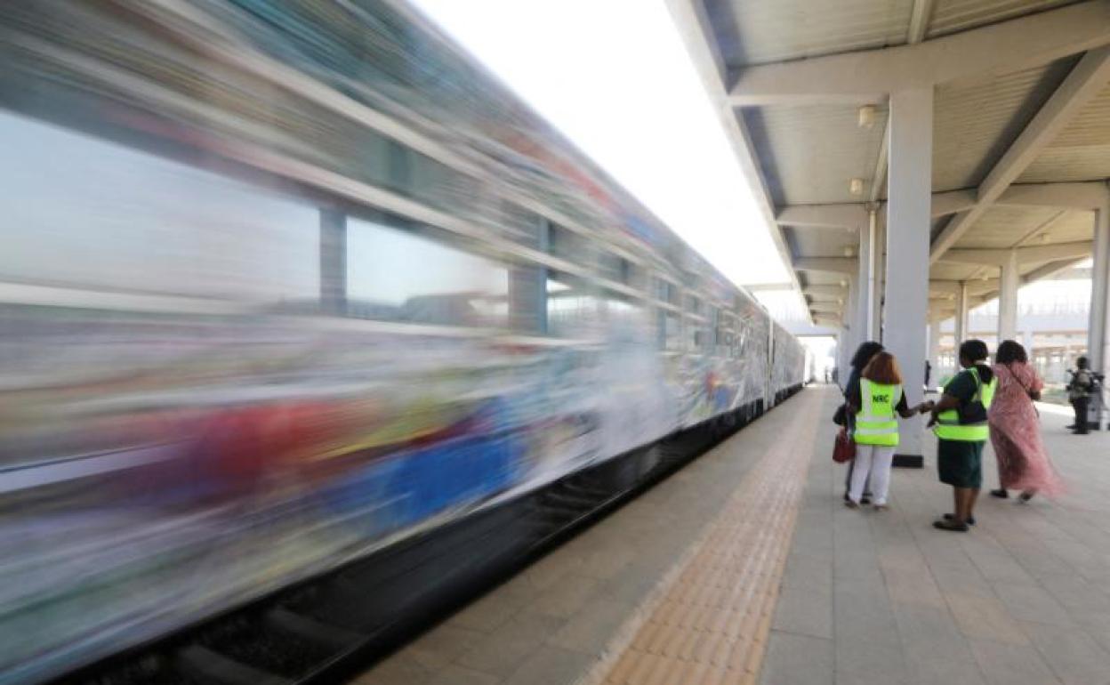 El tren Abuja-Kaduna reanudó ayer sus servicios después de un ataque a sus pasajeros en Abuja, Nigeria. 