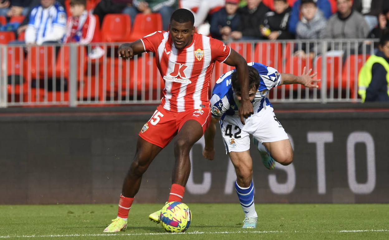 Sergio Akieme, que se va de Marín, llama la atención del Real Betis. 