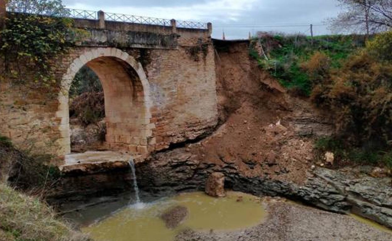 Estado del puente que da acceso a la escuela después del derrumbe el pasado diciembre. 