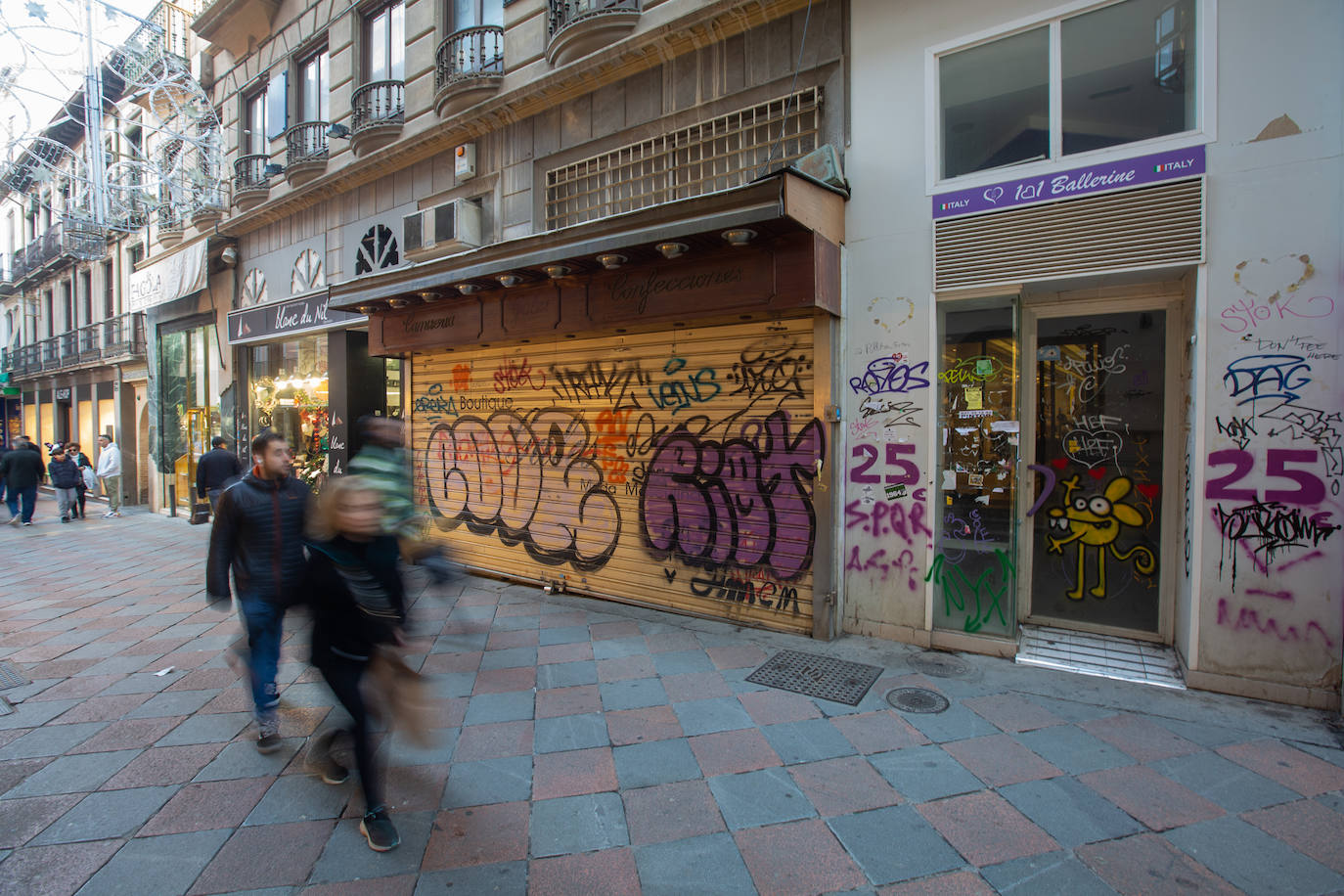 Un comercio tradicional cerrado en la calle Zacatín de la capital granadina. 