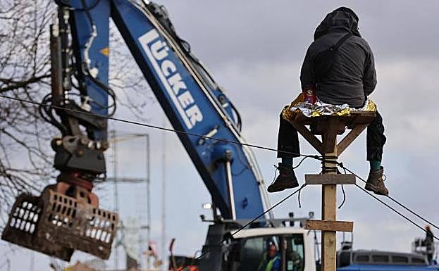 El Gobierno alemán inicia el desalojo de un pueblo para ampliar una mina de carbón