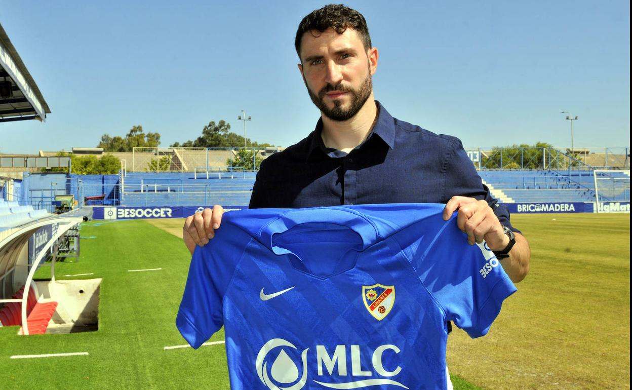 Miguel de Hita tiene preparada la camiseta para hacer al menos un par de jóvenes fichajes que ayuden a mejorar el nivel de la plantilla . 
