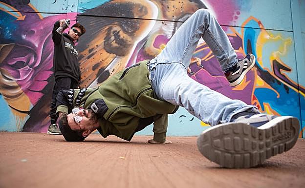 Tocayo haciendo break y Lilmel con el espray. 