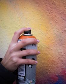 Imagen secundaria 2 - Arriba, María Die. Abajo, Ángelo y detalle de espray. 