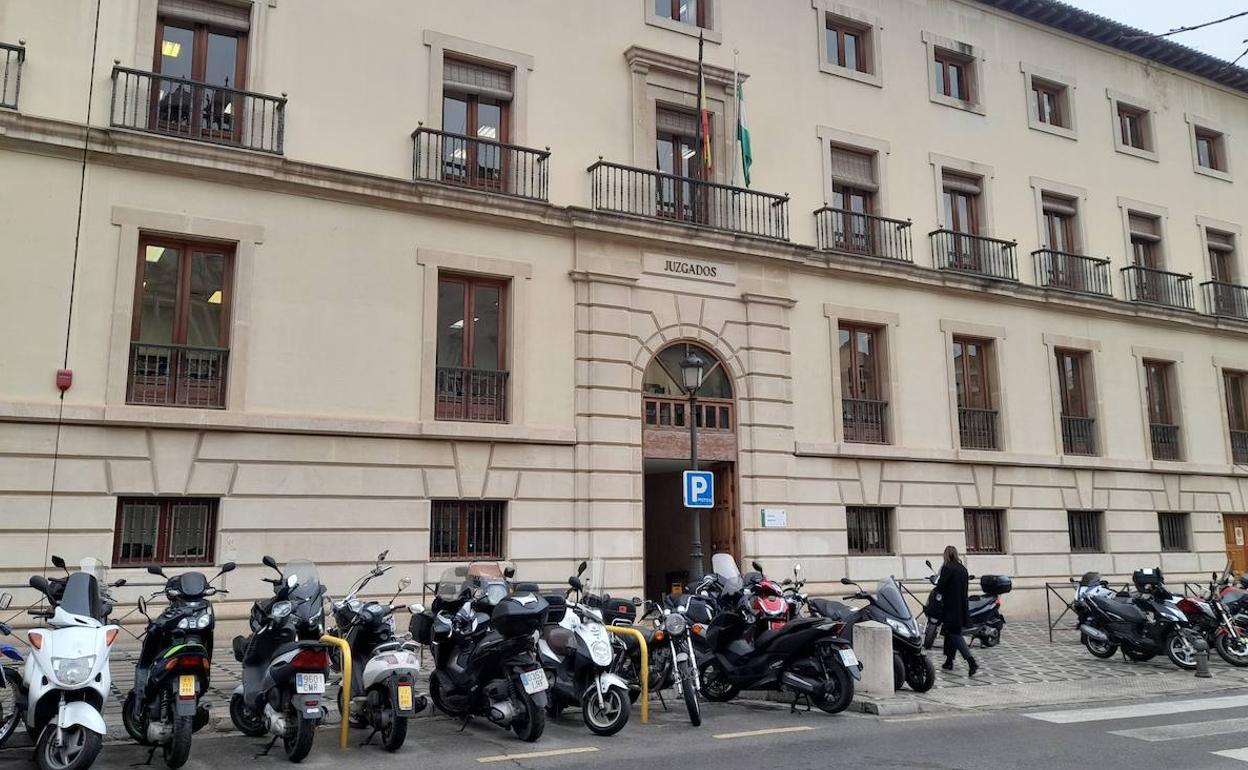 El Juzgado de Primera Instancia número 9 de Granada se encuentra en este edificio de Plaza Nueva. 