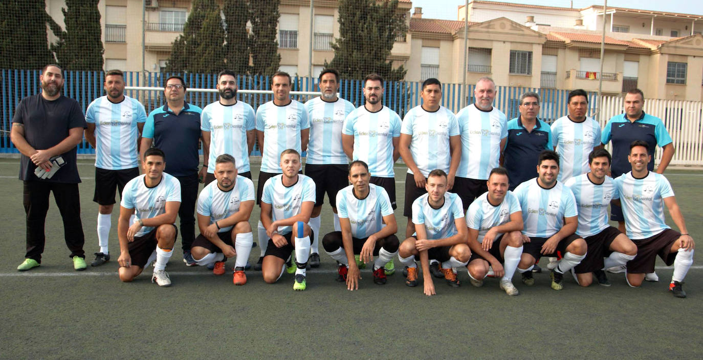 Plantel de jugadores y técnicos de la peña Candil Eden Dental. 