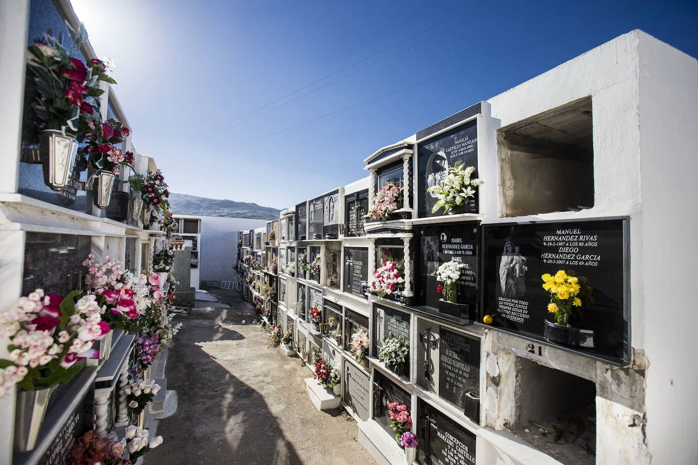 Cementerios de Granada: Castell cambia la entrada al cementerio para que  puedan entrar los coches fúnebres | Ideal