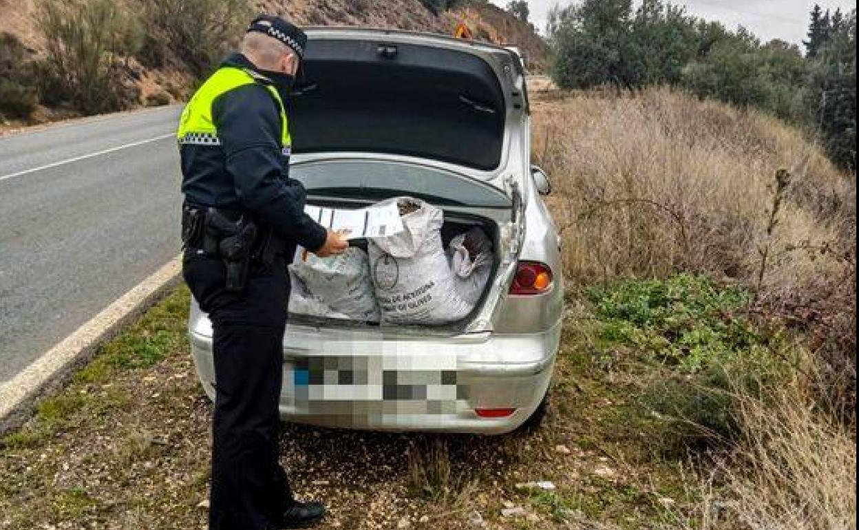 Un agente de la Policía Local de Íllora en el momento de la detención. 