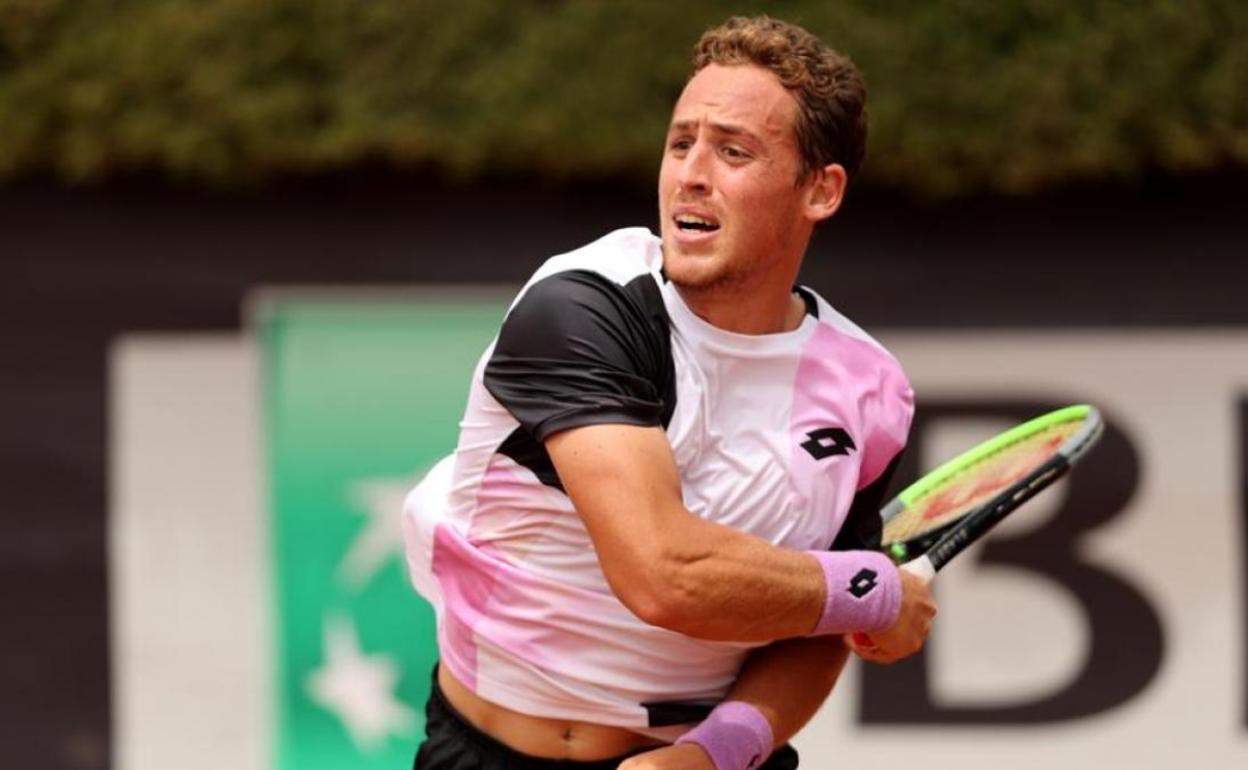 Roberto Carballés golpea de derecha una bola