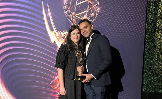 Onyekwere con su pareja, Ascen, tras recibir el Premio Emmy. 