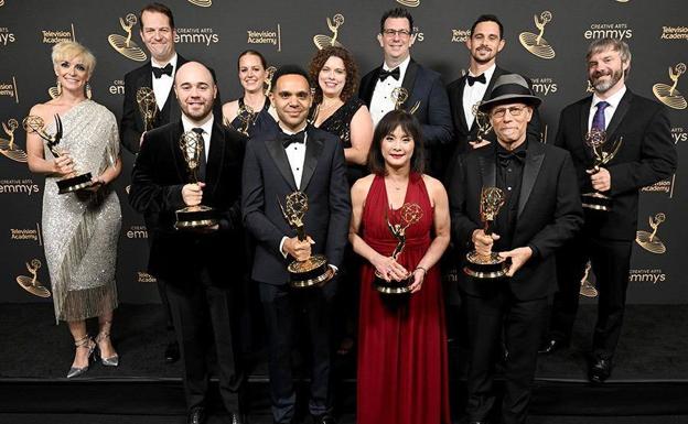 Onyekwere, en el centro, en la foto foicial de los galardonados con el Emmy. 