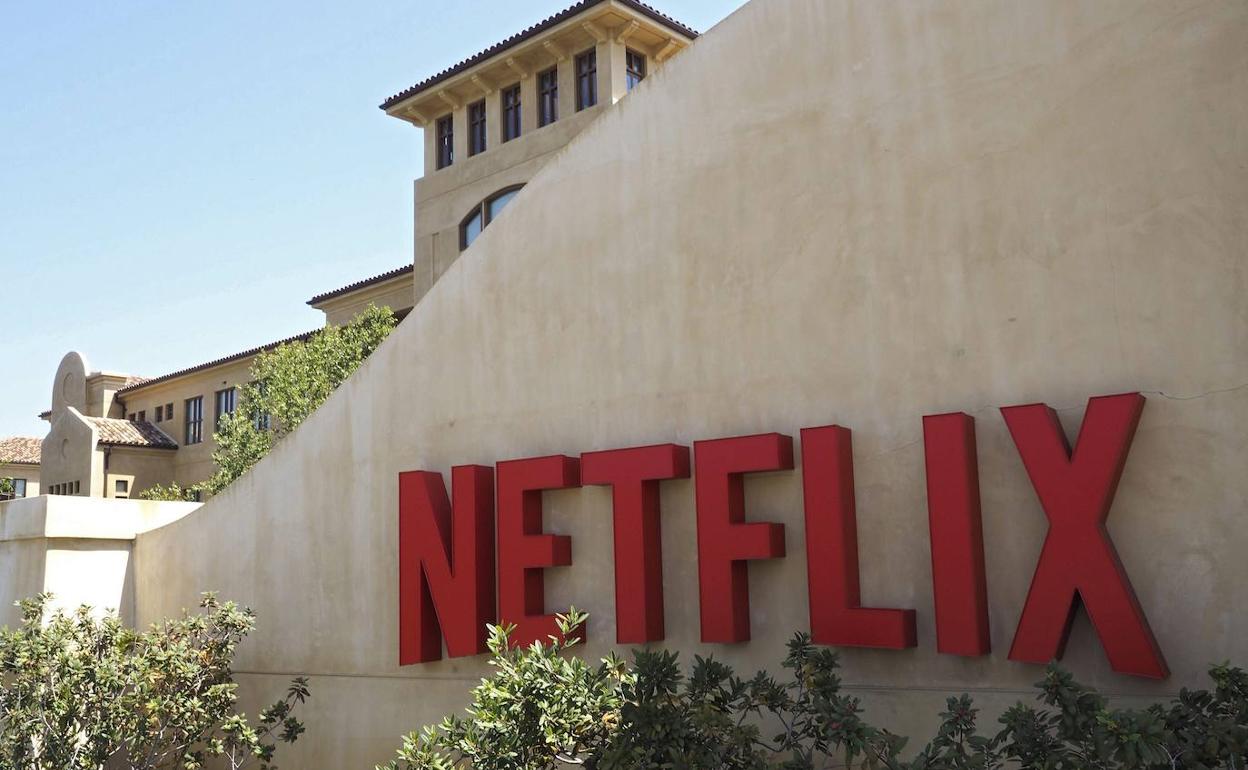 Logotipo de una de las plataformas líderes, Netflix, en su sede