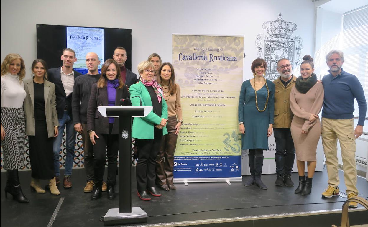 Los artistas, con la concejala María de Leyva, ante el cartel de la ópera. 