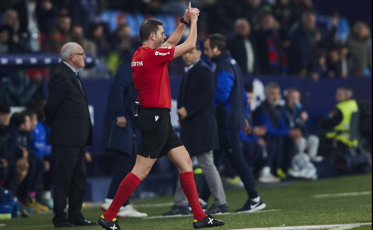 Trujillo Suárez señala penalti tras ver la jugada en el VAR. 