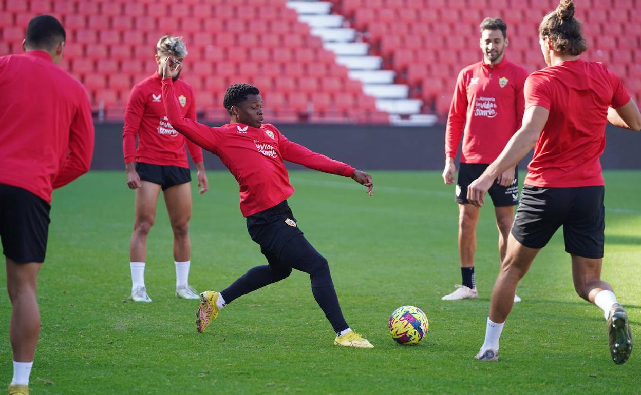Largie Ramazani completó ayer el entrenamiento al mismo ritmo que el resto.