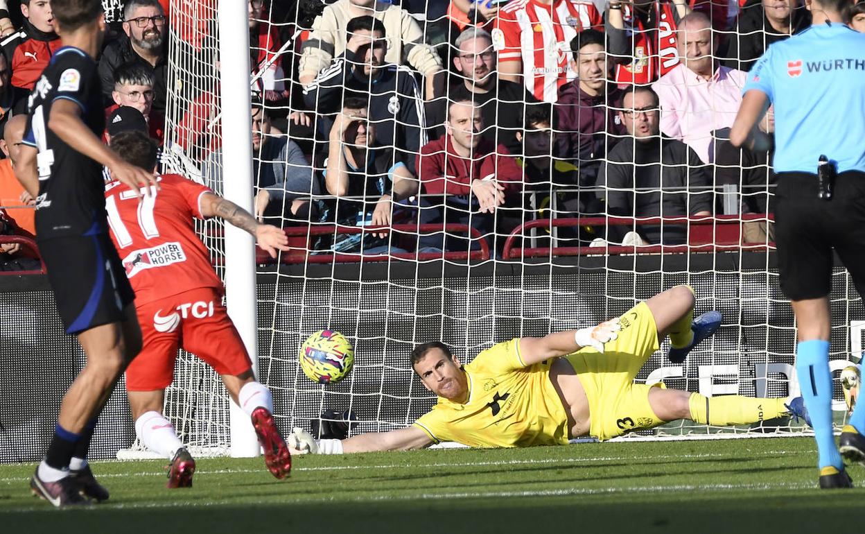 Paradón de Fernando a remate de Hermoso, en la primera parte. 