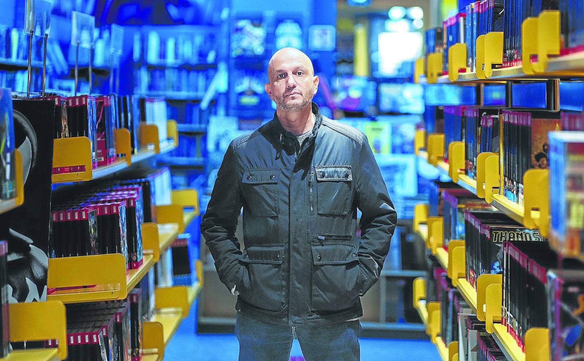 Jorge Carrión, fotografiado en una librería de Barcelona.