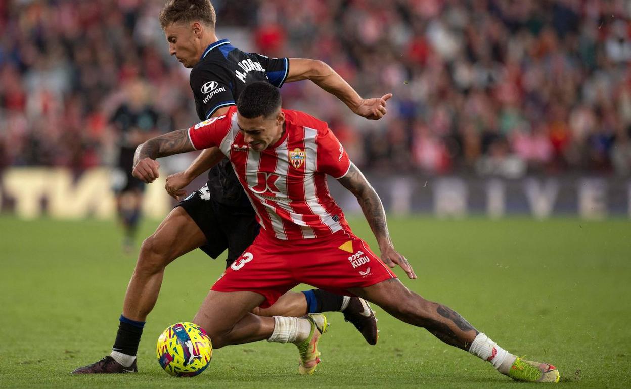 Un Samú Costa imperial se antepone a Marcos Llorente para controlar el balón. 