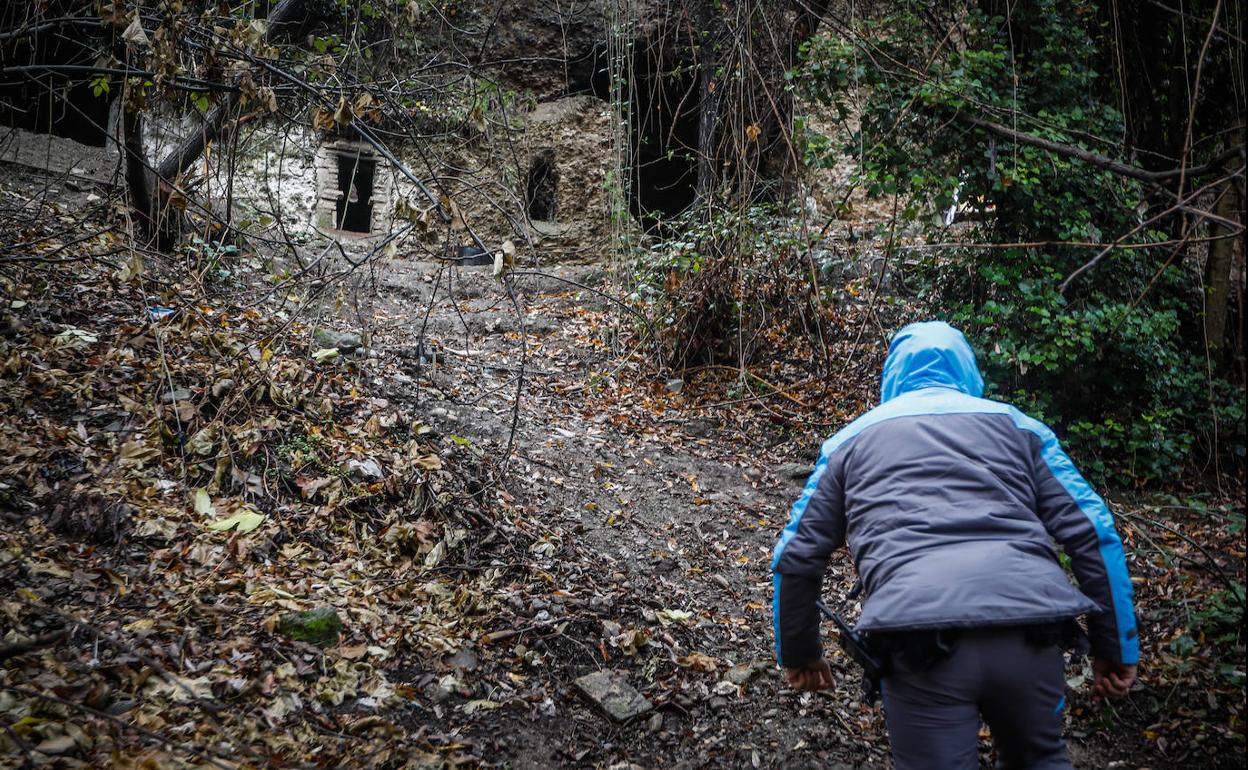 Algunas de las cuevas de la Dehesa del Generalife, que quieren desokupar y clausurar. 