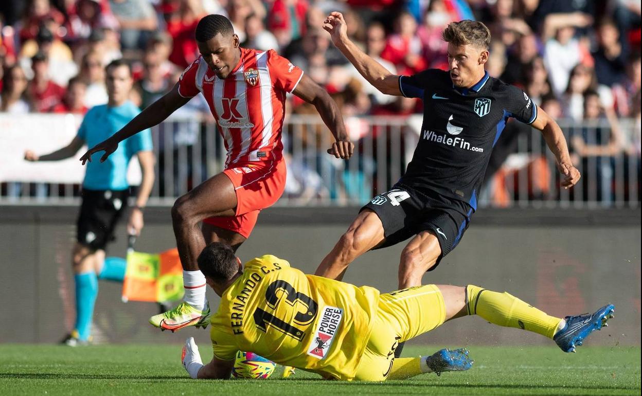 Akieme protege a Fernando, en presencia de Marcos Llorente. 