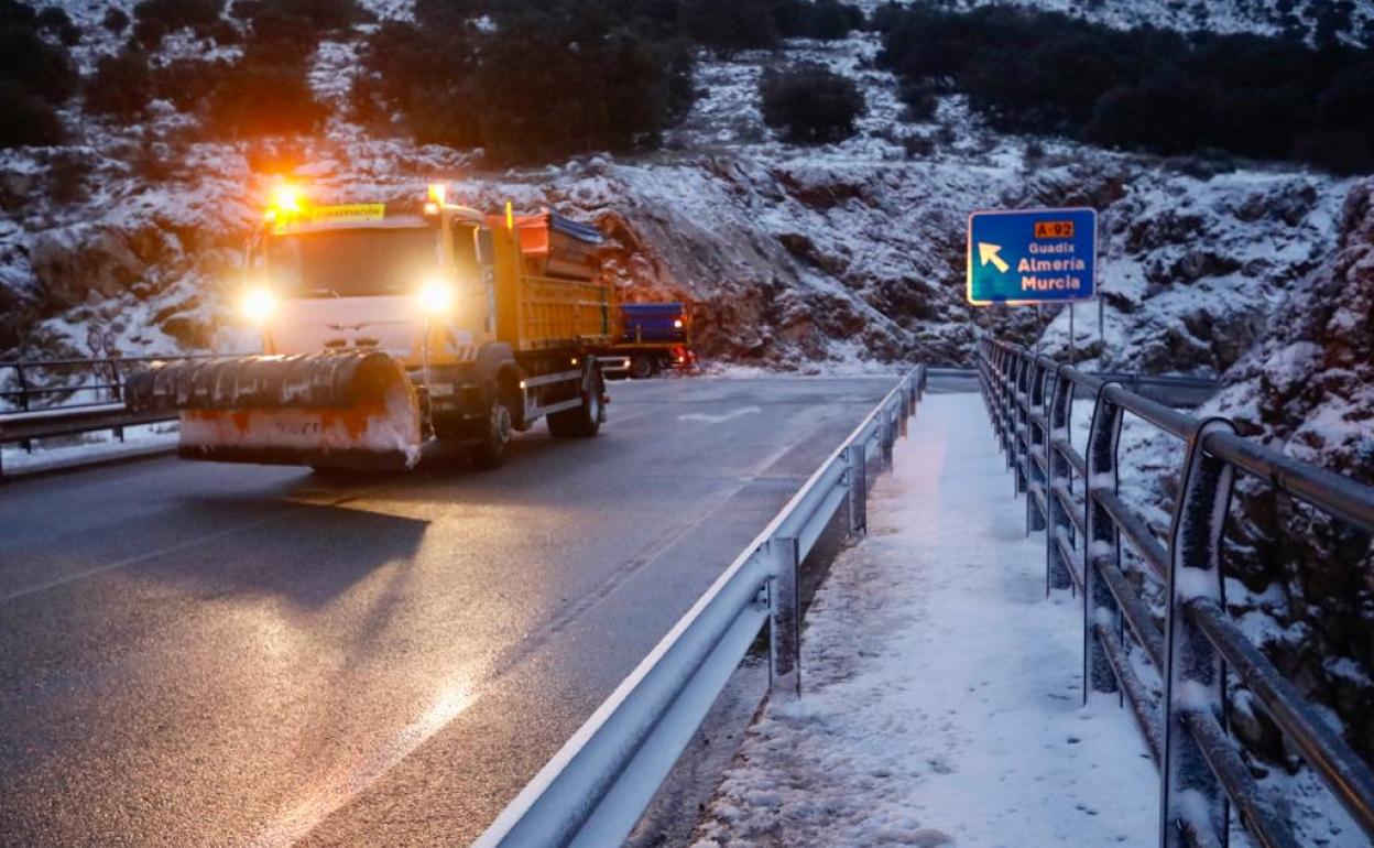 Una máquina quitanieves despeja el asfalto en una carretera de Granada.