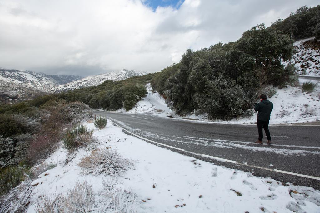 El temporal deja temperaturas bajas y nieve en Granada capital y en varios puntos de la provincia