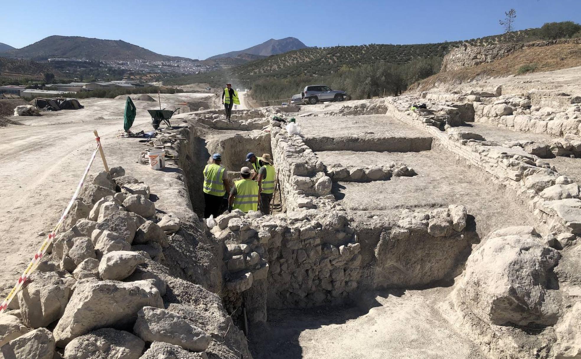 El equipo arqueológico granadino trabajando en las excavaciones realizadas en 2022 en el paraje de las Angosturas. 