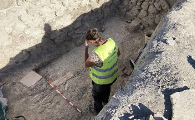 Excavando uno de los edificios. 