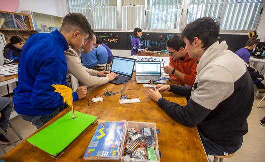 Los alumnos de Bachillerato usan el lenguaje de programación de Arduino.