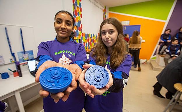 Dos alumnas muestran las células que han creado a través de una impresora 3D. 