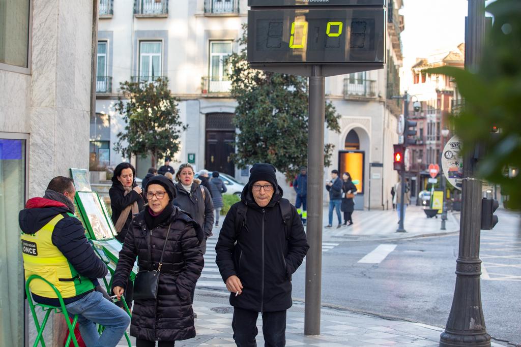 La capital y toda la provincia amanecen con temperaturas muy bajas que dejan helados a los granadinos