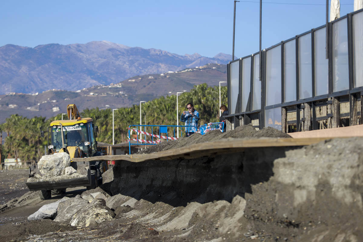 Fotos: Obras en Playa Granada tras los destrozos del temporal