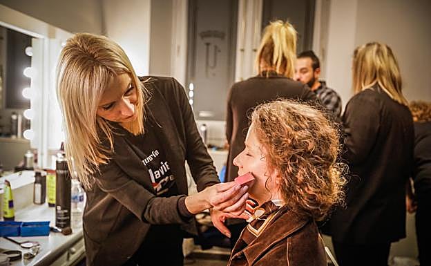 El arduo trabajo previo de maquillaje. 