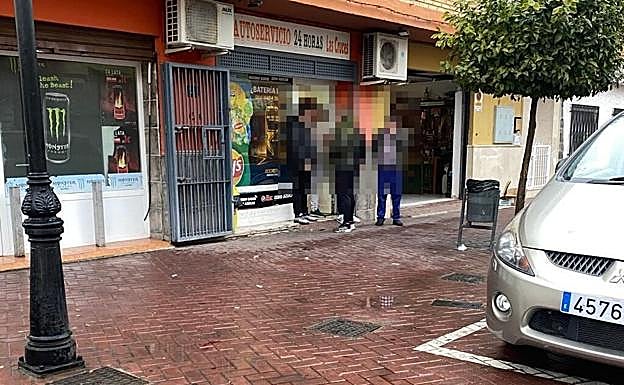 Sangre en el suelo en la calle Cruces de Churriana tras el tiroteo que se saldó con un fallecido