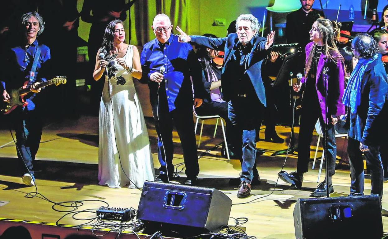 Miguel Ríos, en el escenario junto a todos los solistas, anima al público a participar.