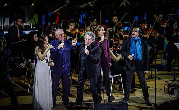 Imagen principal - Los cantantes granadinos Carmibel, Enrique Moratalla, Lara Bello, Juan Trova y Miguel Ríos llenan el Paraninfo del PTS en un recital solidario.