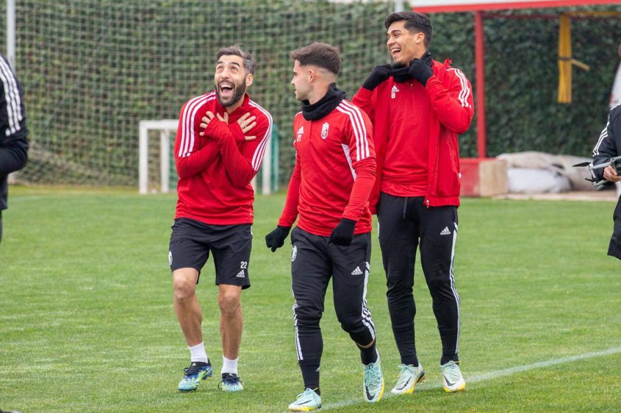Matías Arezo, Alberto Perea y Óscar Melendo, bromistas camino del entrenamiento. 