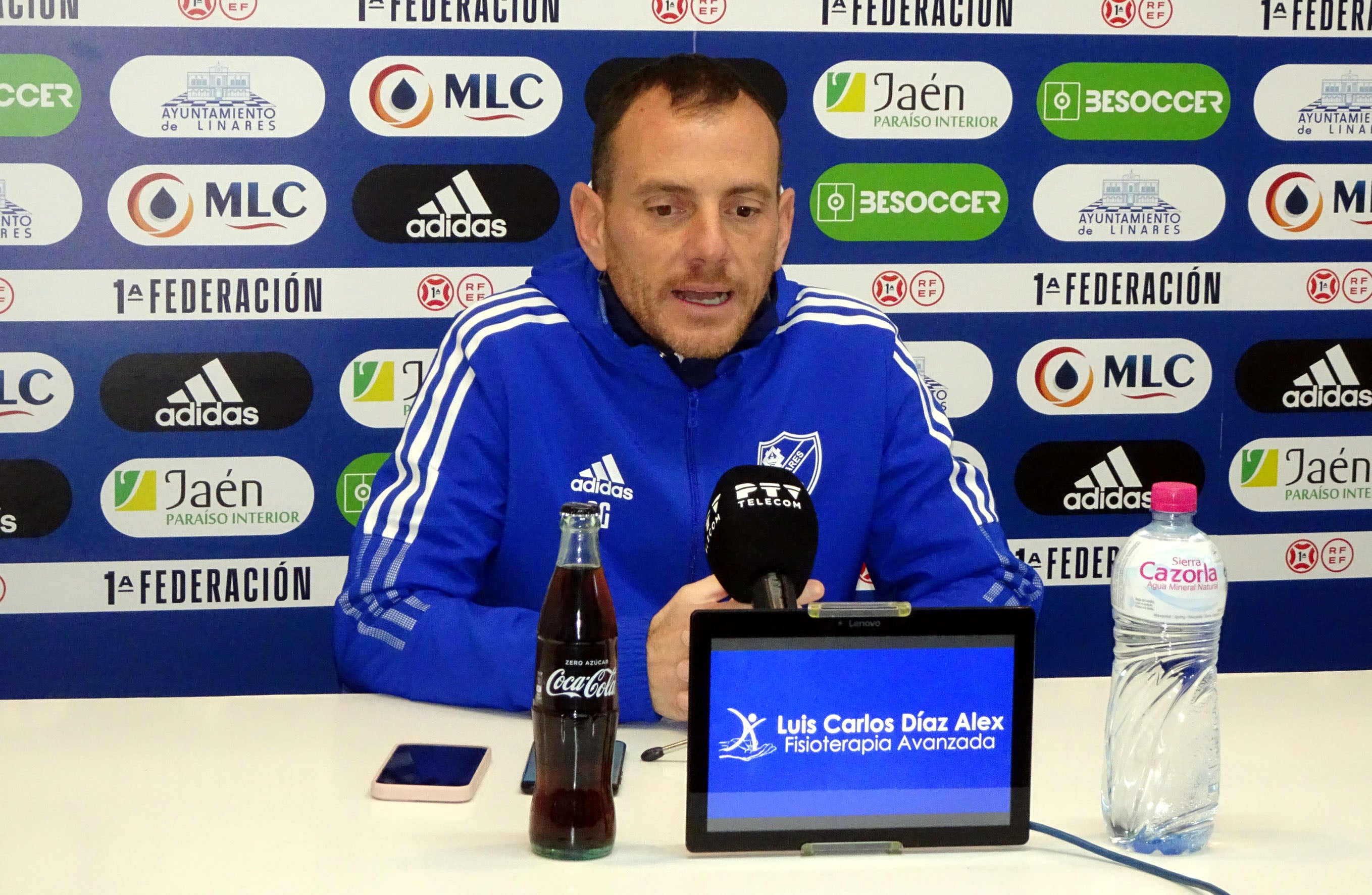 Alberto González en mitad de una rueda de prensa.