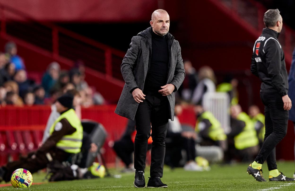 Paco López, pensativo durante el partido. 